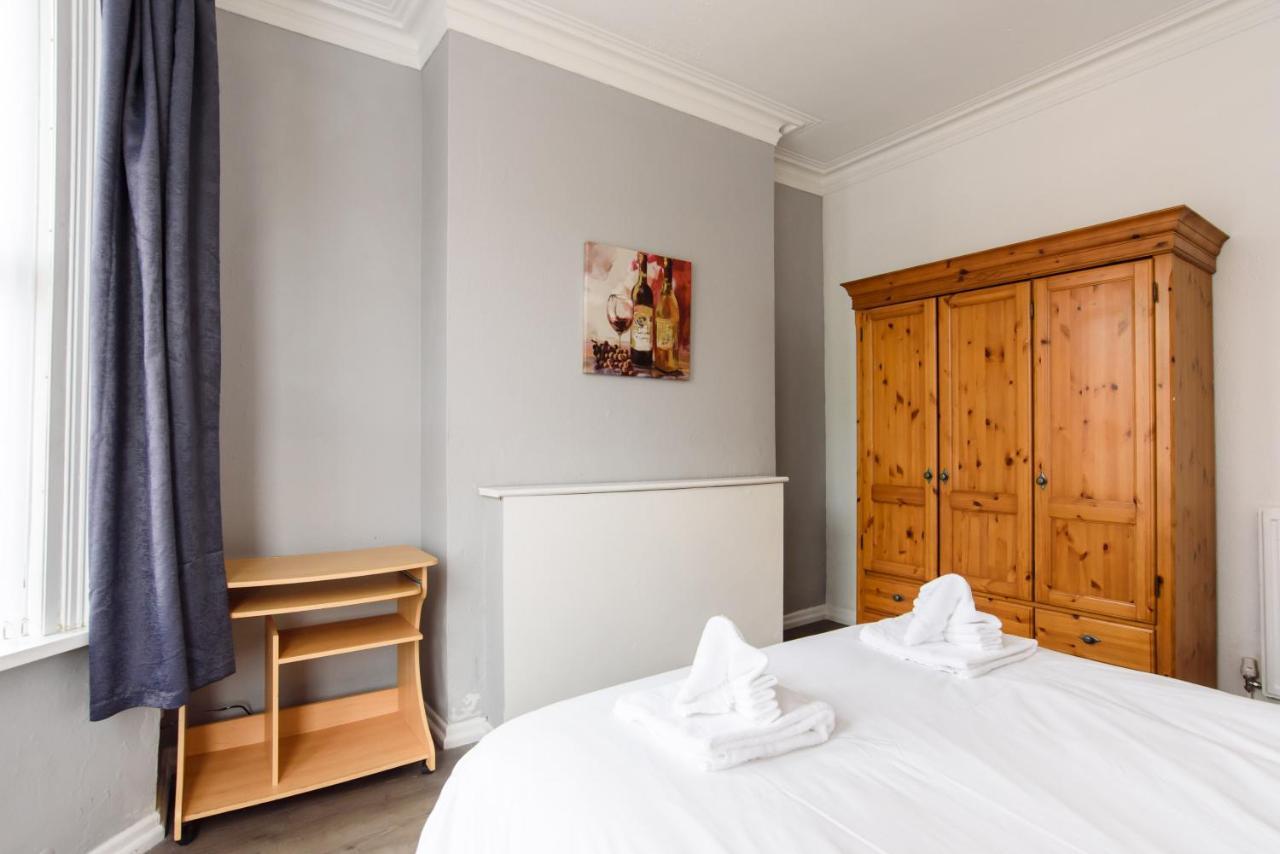 Handpost Lodge Newport  Esterno foto